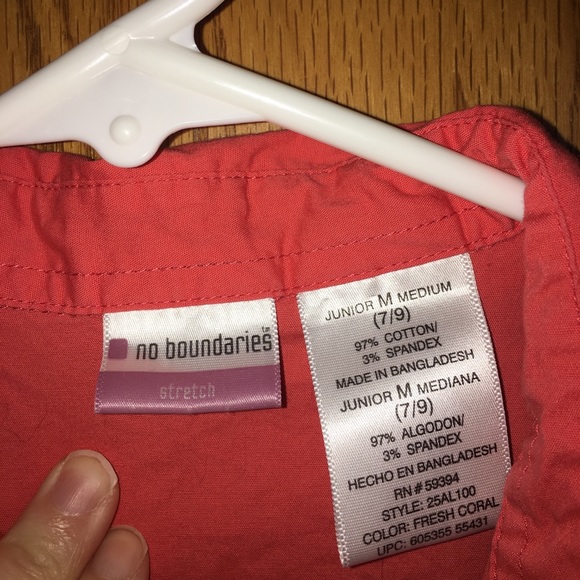 No Boundaries junior’s short sleeve top in coral - Picture 3 of 5